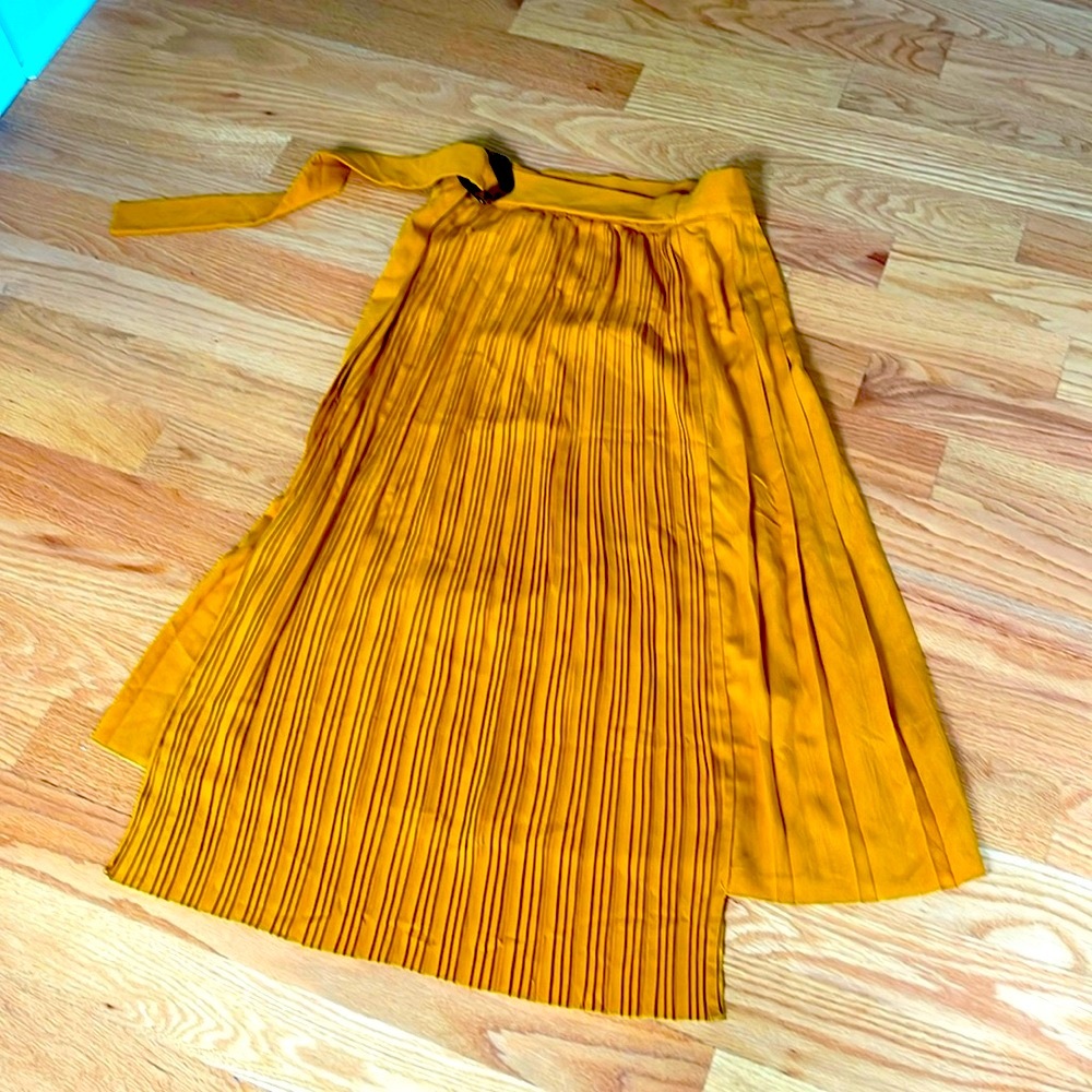Wrap up asymmetrical pleated skirt - Picture 3 of 8